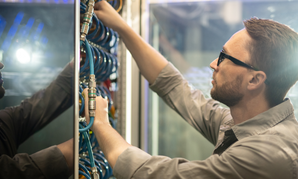 Dedykowany serwer jak wybrać i dlaczego warto na niego postawić